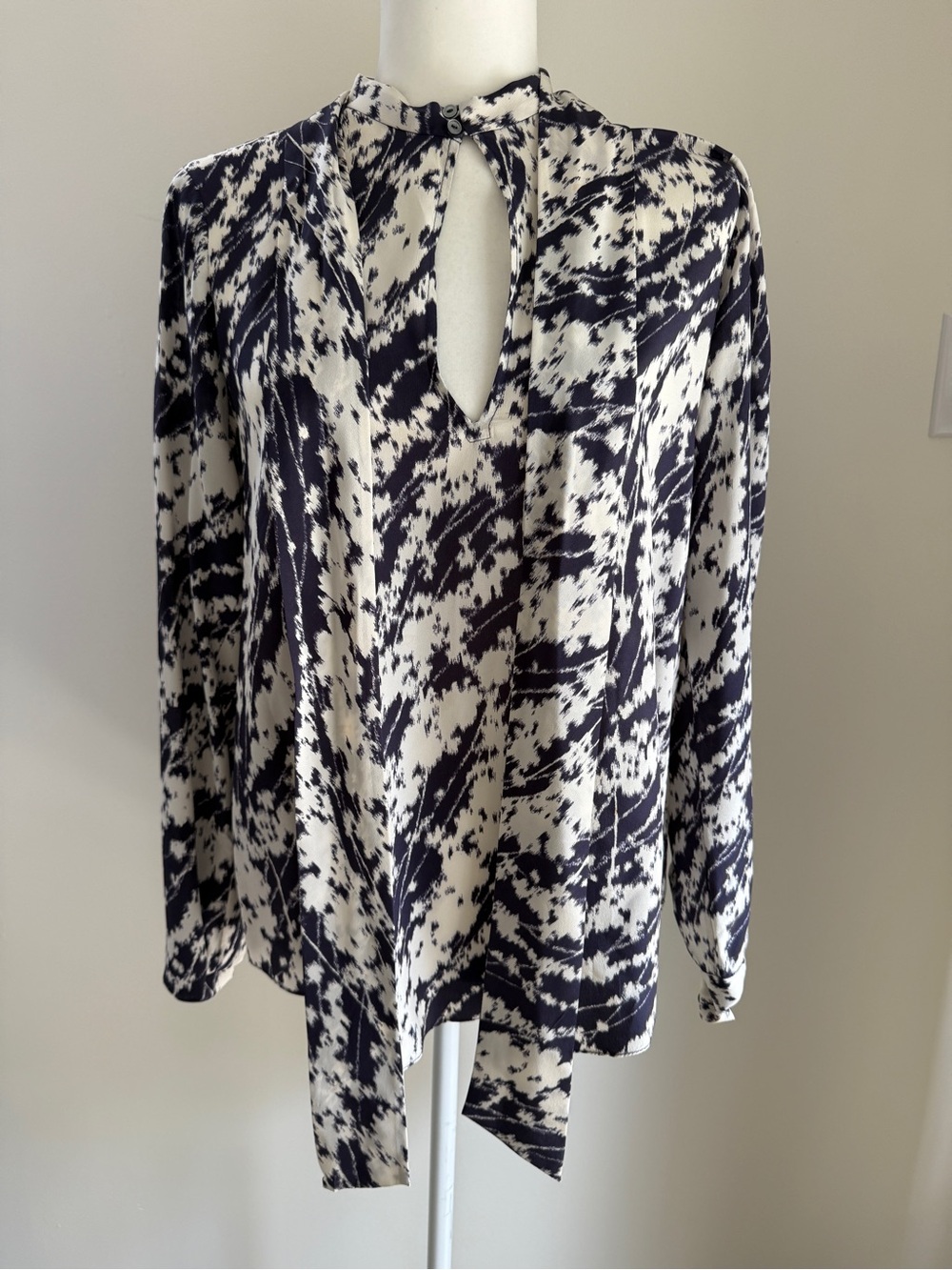 Elizabeth and James 100% Silk Blouse – Size Small